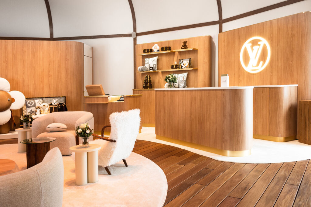 come with my to the Louis Vuitton pop-up store in St.Moritz #louisvuit